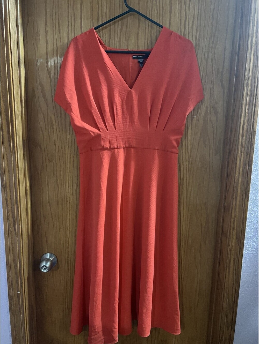 MAGGY LONDON ~ V-Neck Middi Dress Size 8 Coral-red